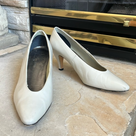 Ivory / off white leather pumps low heels sz 8m - Picture 1 of 4